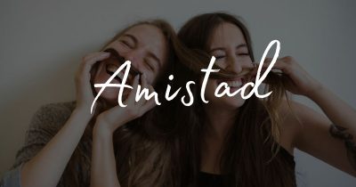 Cartelito con la palabra amistad.