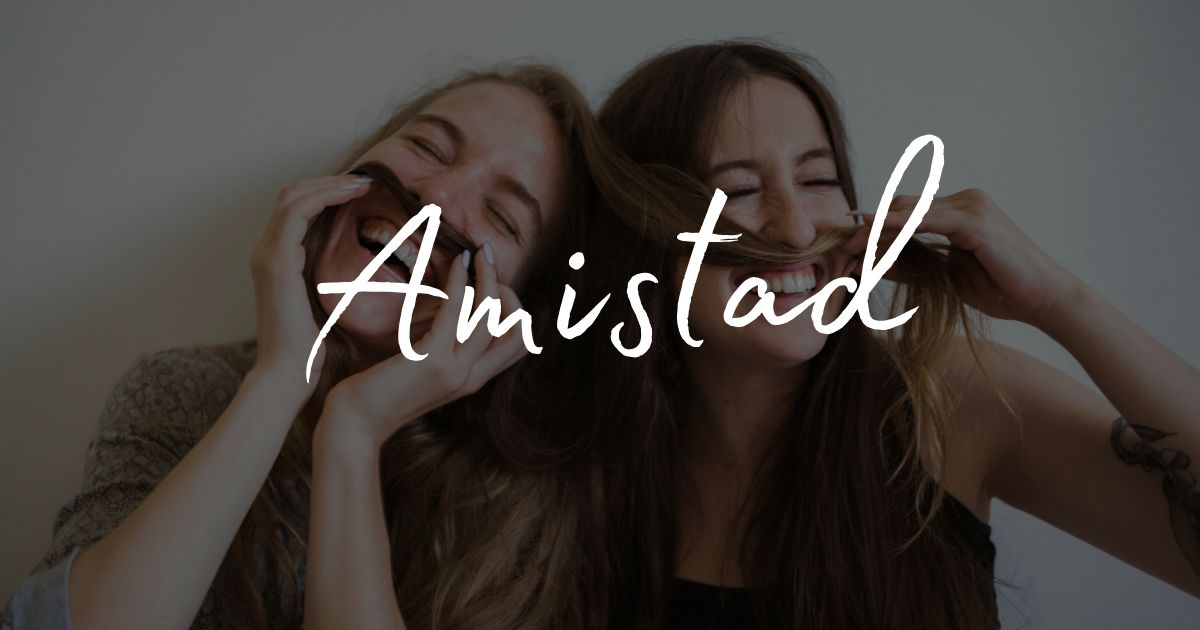 Cartelito con la palabra amistad.