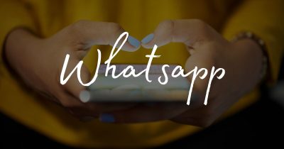 Cartelito con la palabra Whatsapp.