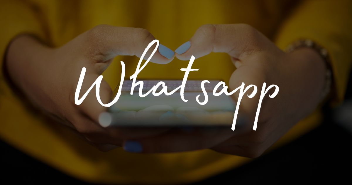 Cartelito con la palabra Whatsapp.
