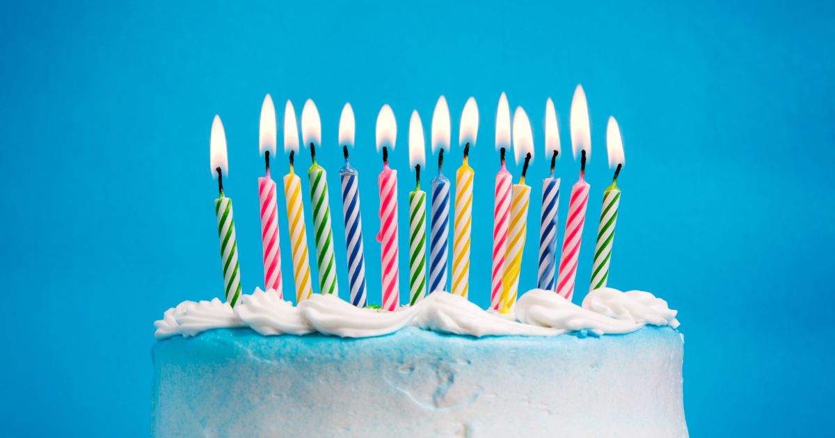 Imagen destacada para frases cortas de cumpleaños.