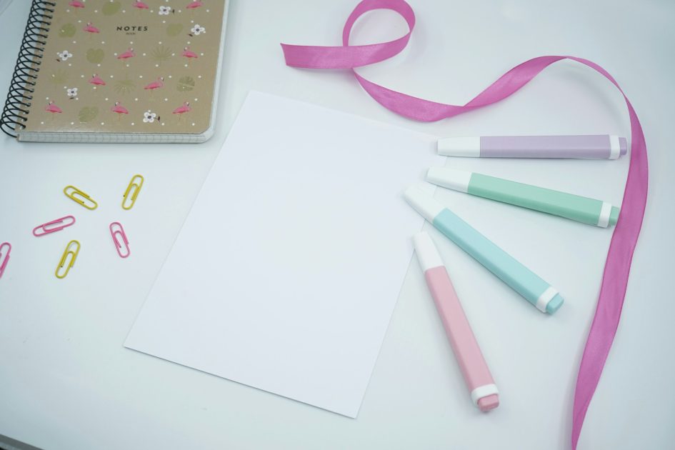 Tarjeta de regalo en blanco junto con algunos marcadores.