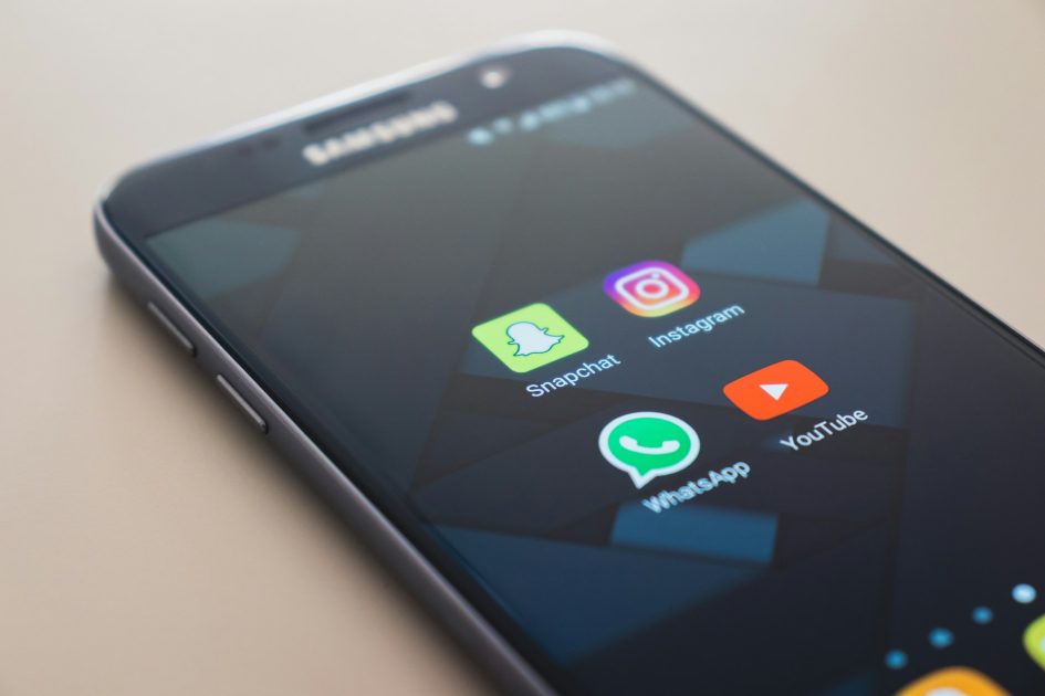 Un teléfono móvil mostrando varios iconos de redes sociales.